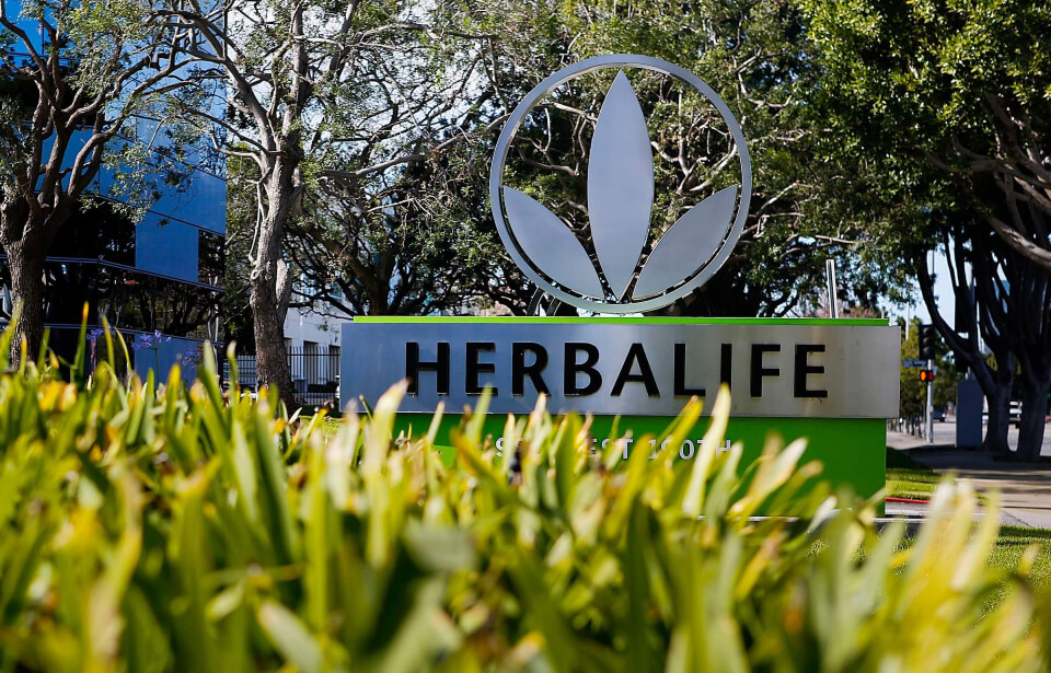 100543433-100543433-herbalife-hq-sign-grass-1gettyp (1)
